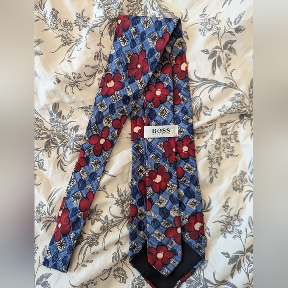 Vintage Hugo Boss flower pattern tie - Picture 3 of 3